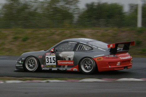 Konkurrenterne fik igen rig lejlighed til at kigge på Champion mærket bag på Porsche raceren ved Finaleløbet.